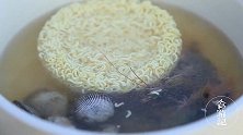 2.5元一包的方便面，被她做成了我吃不起的样子，真会吃