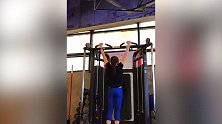 美女教你做引体向上！非常标准 不要错过啊