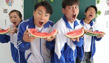 短剧：挑战快速吃西瓜，4人吃了3天3夜一口都没吃到，怎么回事