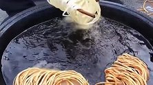 民间艺术美食”油炸馓子“，反复炸，感觉吃了会上火的节奏