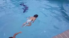 小宝宝自个在泳池游泳，翻身仰泳全程享受，太佩服了