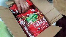 小两口花1分钱买了8袋酸辣粉，又香又辣吃的直呼过瘾！