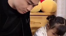 爸爸正和女儿玩耍，妈妈突然的一个动作被女儿嫌弃了，结局傻眼了
