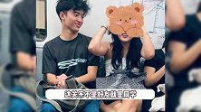 张柏芝大儿子陪女生坐地铁被偶遇，五官酷似谢霆锋，二人有说有笑