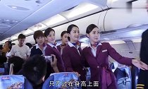 同为29岁青春年华,李沁张天爱同框穿空姐装,美得不分上下
