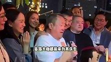72岁曾志伟打高尔夫被偶遇，与美女合影双手插兜，皱纹横生老态明显