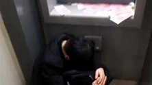 心真大！男子深夜存钱途中睡着 百元大钞散落一地