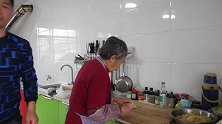 农家院里做饭真热闹，老妈做疙瘩汤儿子炒菜，这就是简单的幸福