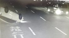 中国台湾：不礼让直行车！小车撞翻出租车 乘客吓到哮喘发作