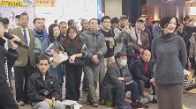 男女歌手街头对唱《迟来的爱》，致敬经典，实在好听！