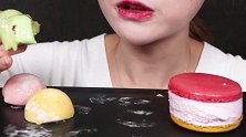 小姐姐吃甜甜蜜蜜的冰淇淋夹心麻糬，看她吃得可真香