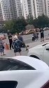疑因停车收费问题起争执 车主大打出手并叫嚣：我开车压死你！