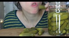 超级喜欢听腌黄瓜的食用音呀，脆脆的听起来太治愈了