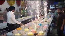 印度：浮夸！一名男子切550块蛋糕庆祝生日