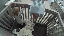 哥哥帮弟弟逃离婴儿床，还伸出手接住从床上落下的弟弟，越狱成功