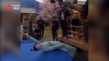 片场戏精多！女演员穿古装拍堕崖戏，躺在垫子上挣扎尖叫像是仰泳