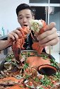 小哥哥吃大龙虾的样子太馋人了，看他吃的多满足，太香了！