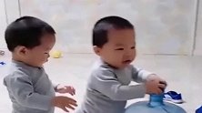 双胞胎上一秒干仗，下一秒让你意想不到，看完都憋住别笑