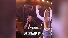 ALin也有戴佩妮名场面了，观众唱嗨不想还麦，ALin台上急到跺脚