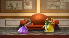 小公主苏菲亚：空旷的城堡里，王子公主和一条大狗做游戏，开心！