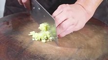 鲤鱼最营养美味的做法，鱼肉鲜嫩汤白如牛奶，老少喝了都喜欢