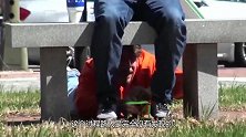 老外街头恶搞系人家鞋带，还大肆挑衅路人，结局一个比一个惨！