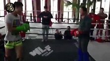 普通人再登擂台挑战职业拳手，惨被一腿爆头KO