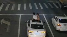 广东珠海：小车行驶途中，两男子钻出天窗蹦迪：太闷了