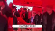全红婵家大年初三开门迎客，家门口被堵得水泄不通，全爸现场发年货太体面