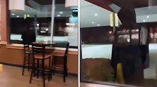 恐怖神秘人出现在餐厅窗外，女服务员边笑边拍视频