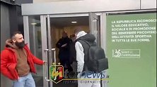国米新援苏西奇接受体检 向球迷打招呼并合影