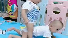 双胞胎哥哥骑在弟弟身上，没想到弟弟竟是这反应，真无语了