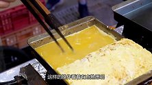 小哥用火直烧蛋卷，再挖2勺“飞鱼卵”，吃过都会爱上它！