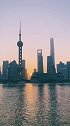 太阳葱高楼大厦间升起