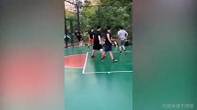姚明野球场观战女儿姚沁蕾 怎么着兄弟？加一拨啊