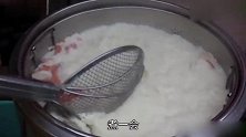 陕西人的早点，六元一碗，小菜免费吃，门前蹲满食客