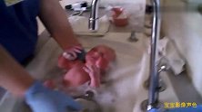 来看看国外产科是怎么给新生儿洗澡的，这种方式宝宝好放松