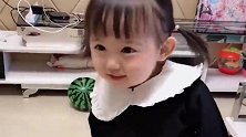 小萝莉告诉妈妈，她不要跟爸爸去上班，她要跟小姨去上学
