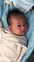 小宝宝头都歪着也要听妈妈唱歌，小表情对妈妈的歌声充满了期待