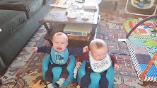 双胞胎宝宝听妈妈弹吉他，吉他声一停，宝宝们马上大哭，真逗！