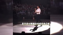 李健演唱会上说那英忙够呛，赞其全力以赴，被观众喊话上歌手