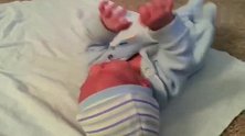 刚刚八天的小宝宝就会翻身了，宝宝好样的