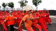 环卫工人被要求高温下队列走正步 环卫处：已被市政府叫停