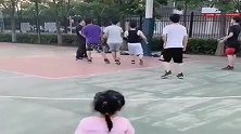 女儿跟爸爸来打篮球，结果却给邻居小哥哥加油，爸爸都要吃醋了