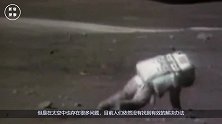 宇航员在太空舱里面喝水，没有想到被水团包围了，差一点就没有命