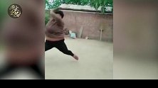 中国胖大妈身手竟如此灵活，院内大秀功夫！