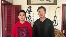 寇振海与儿子同框录视频，为武汉加油！