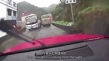 客车司机会车鸣笛，还是碰上了鬼探头，这下逃不掉了！