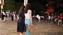 街拍，白色吊带装妹子，透着成熟的魅力