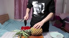 切菠萝最棒的方法！只需两三刀，轻松分离果皮和果肉，看着流口水
